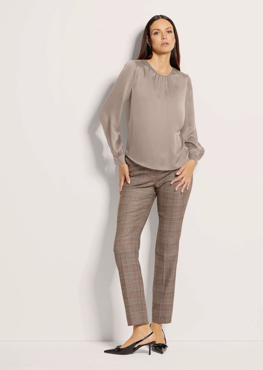 Elegante Satinbluse mit gerafftem Ausschnitt