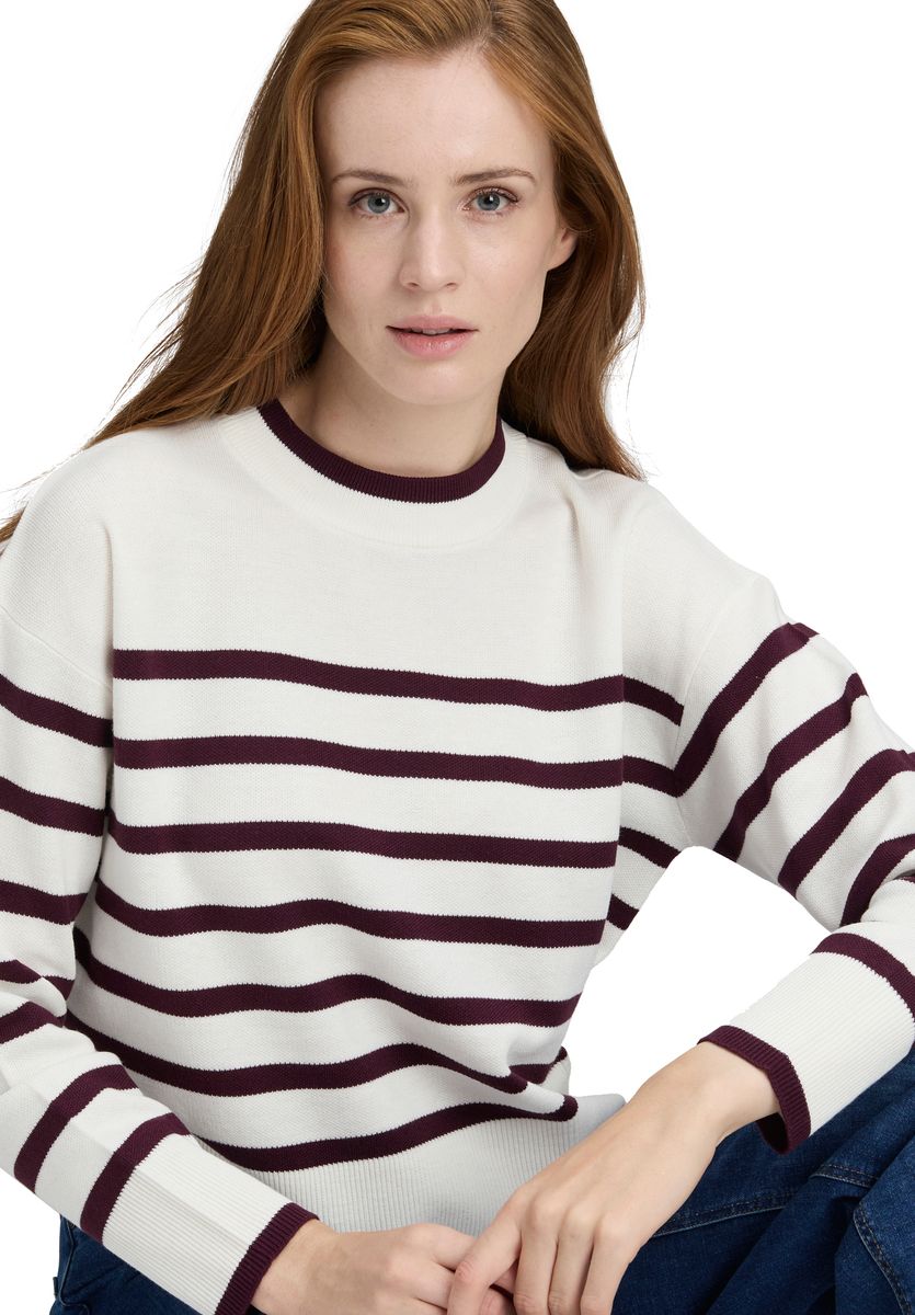 Lockerer gestreifter Feinstrickpullover
