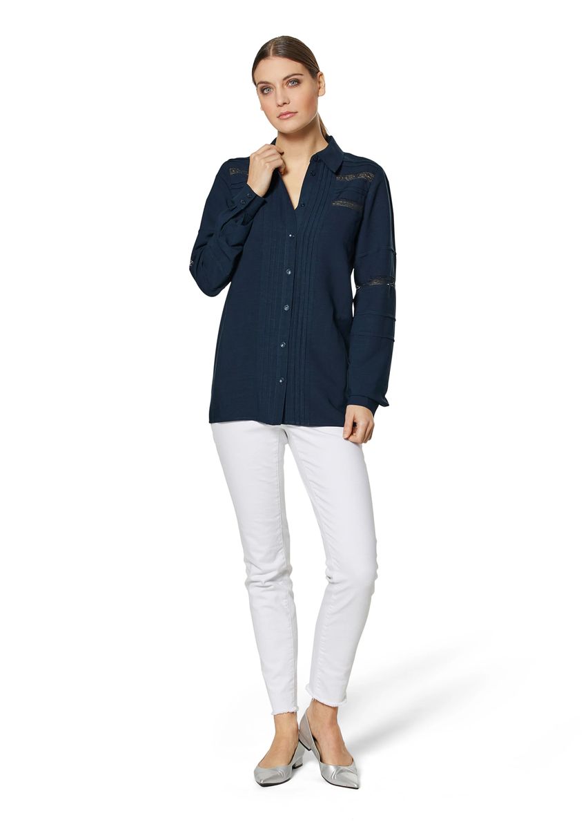 Leinenbluse mit Biesen und Spitze