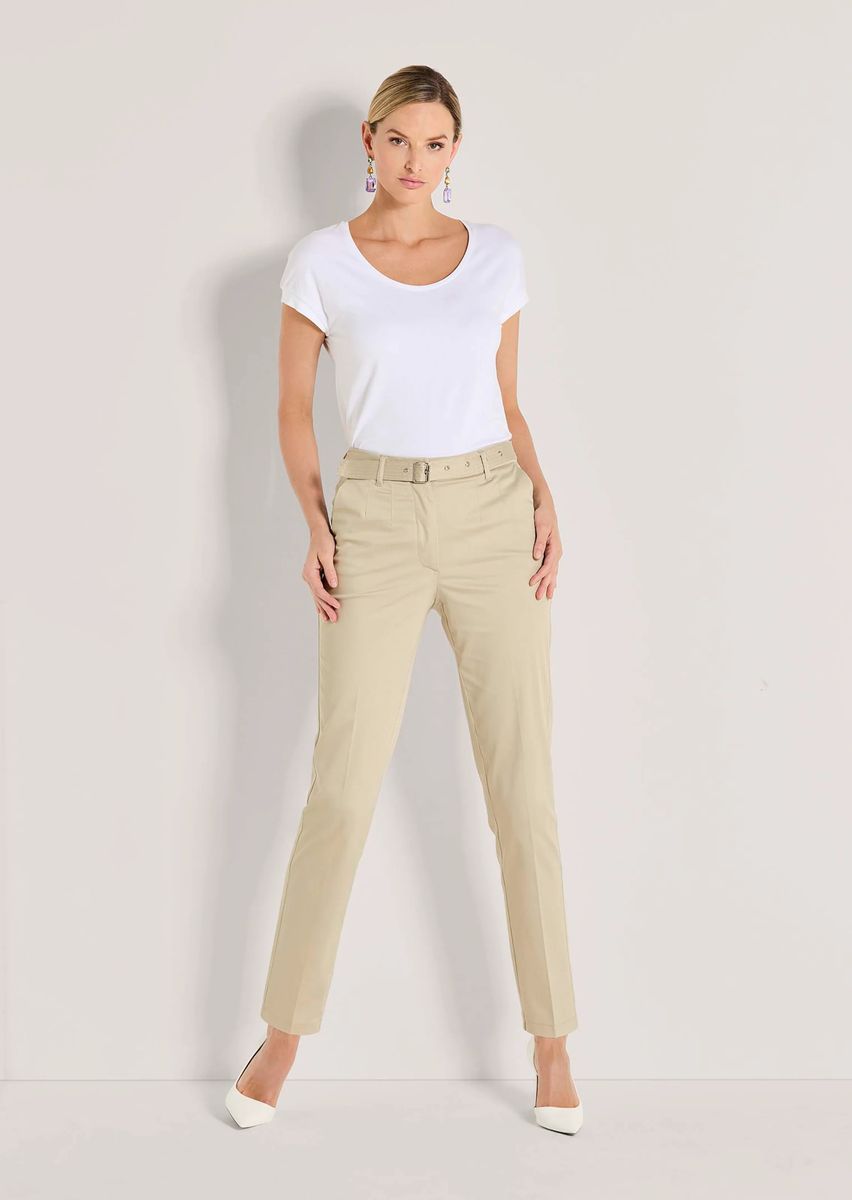 Klassische Chino mit Gürtel