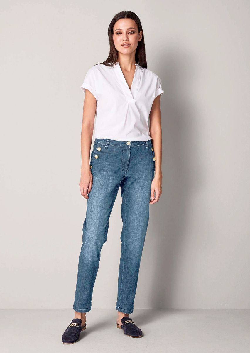 High-Waist-Jeans mit Goldknöpfen