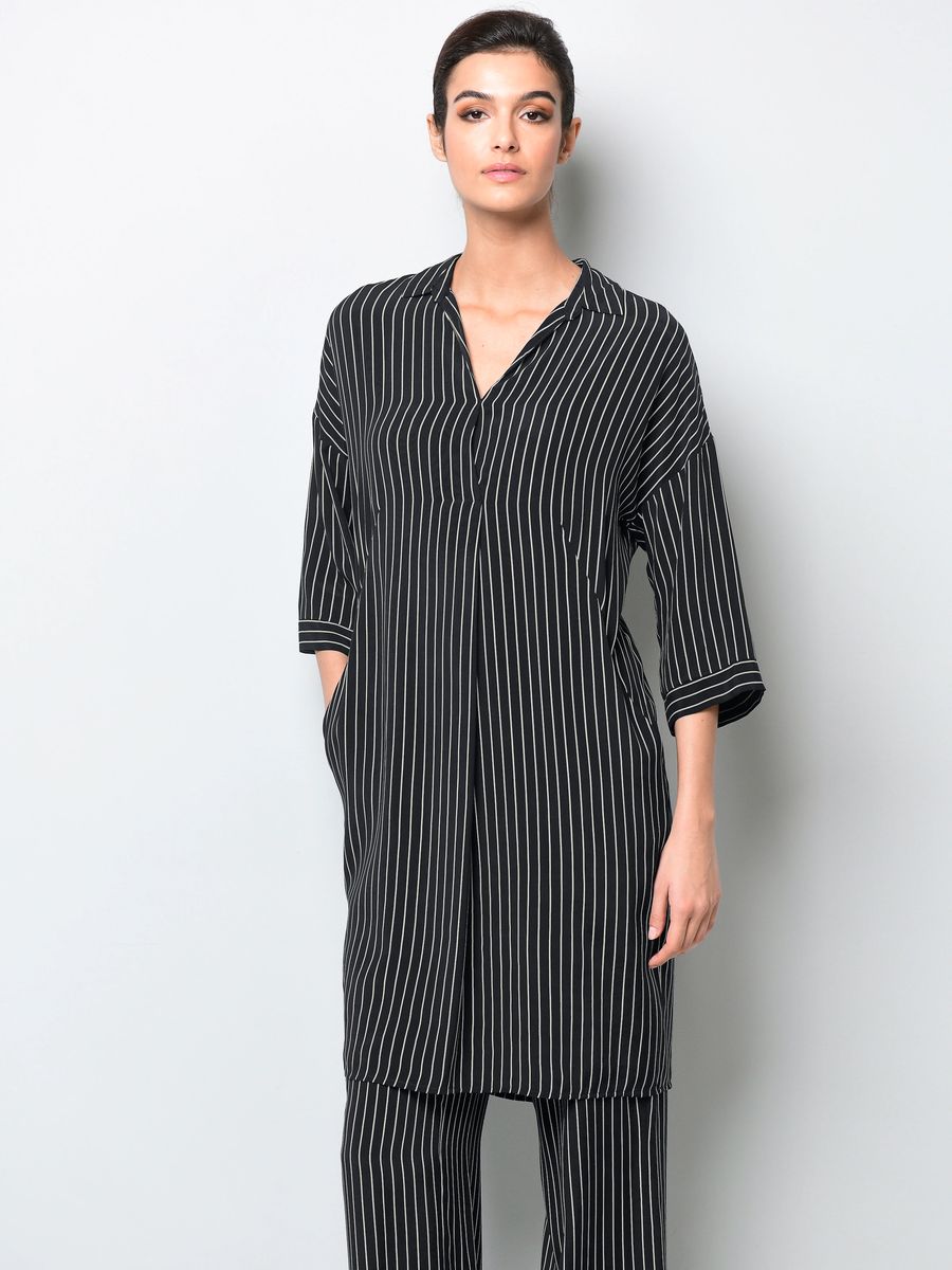 Gestreiftes Tunika-Hemdblusenkleid mit V-Ausschnitt