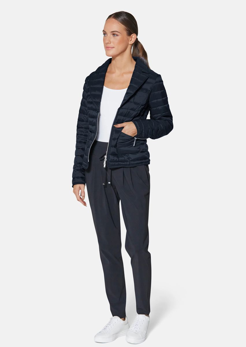 Taillierte leichte Steppjacke mit Reverskragen