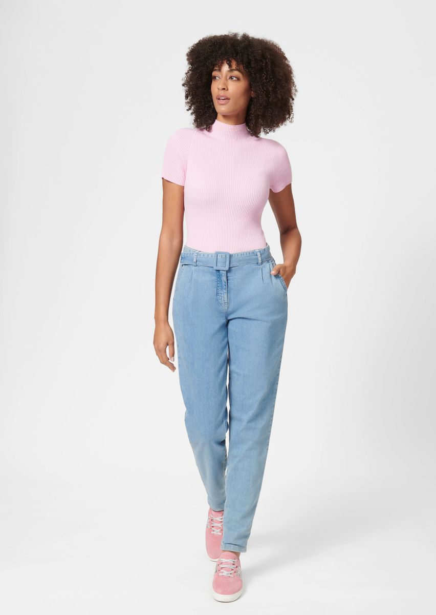 Hoch geschnittene Karottenjeans mit Bundfalten