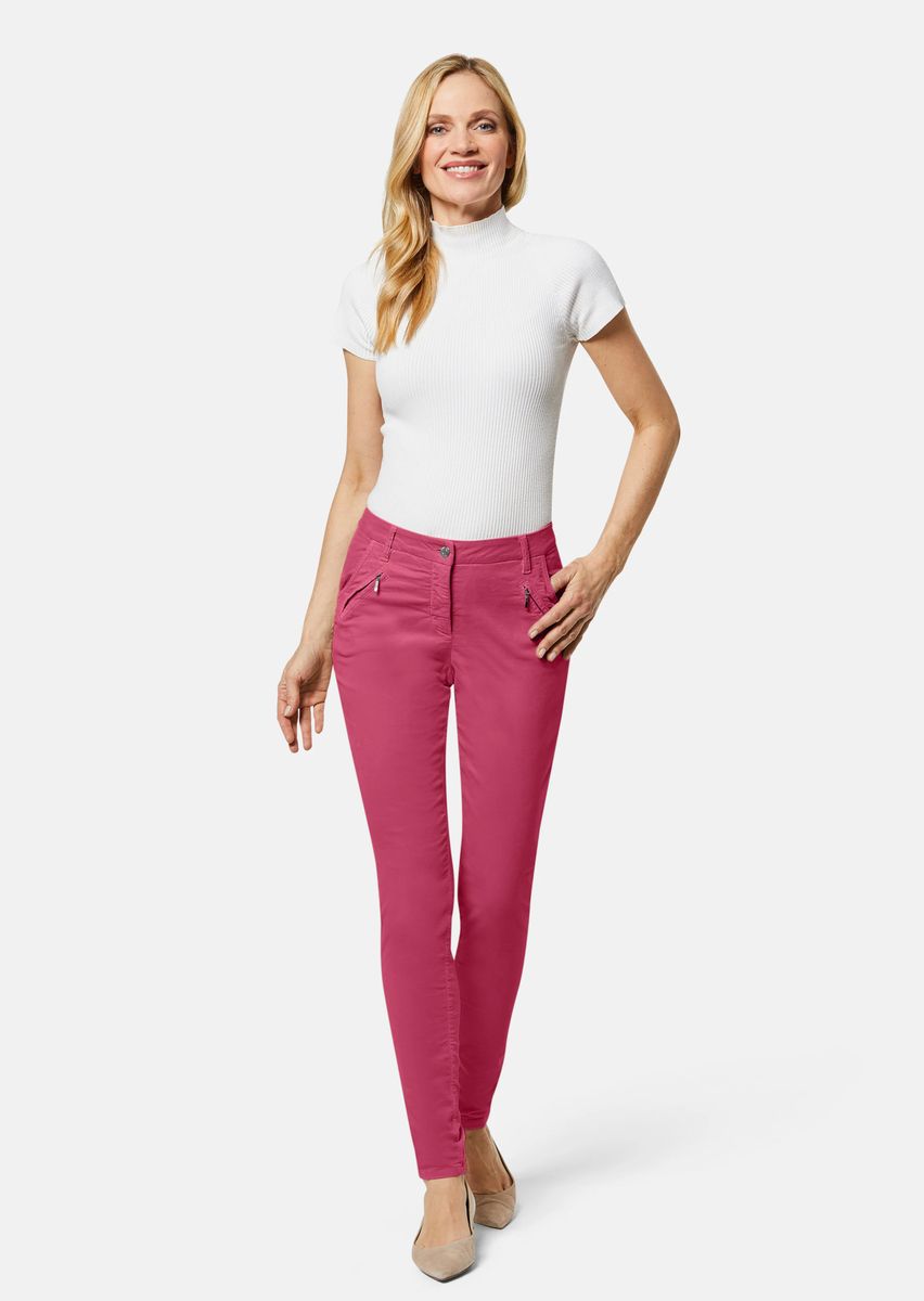 Schmal geschnittene Samthose im Chino-Stil