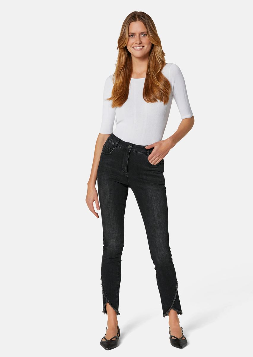 Schlanke Jeans mit Fransensaum