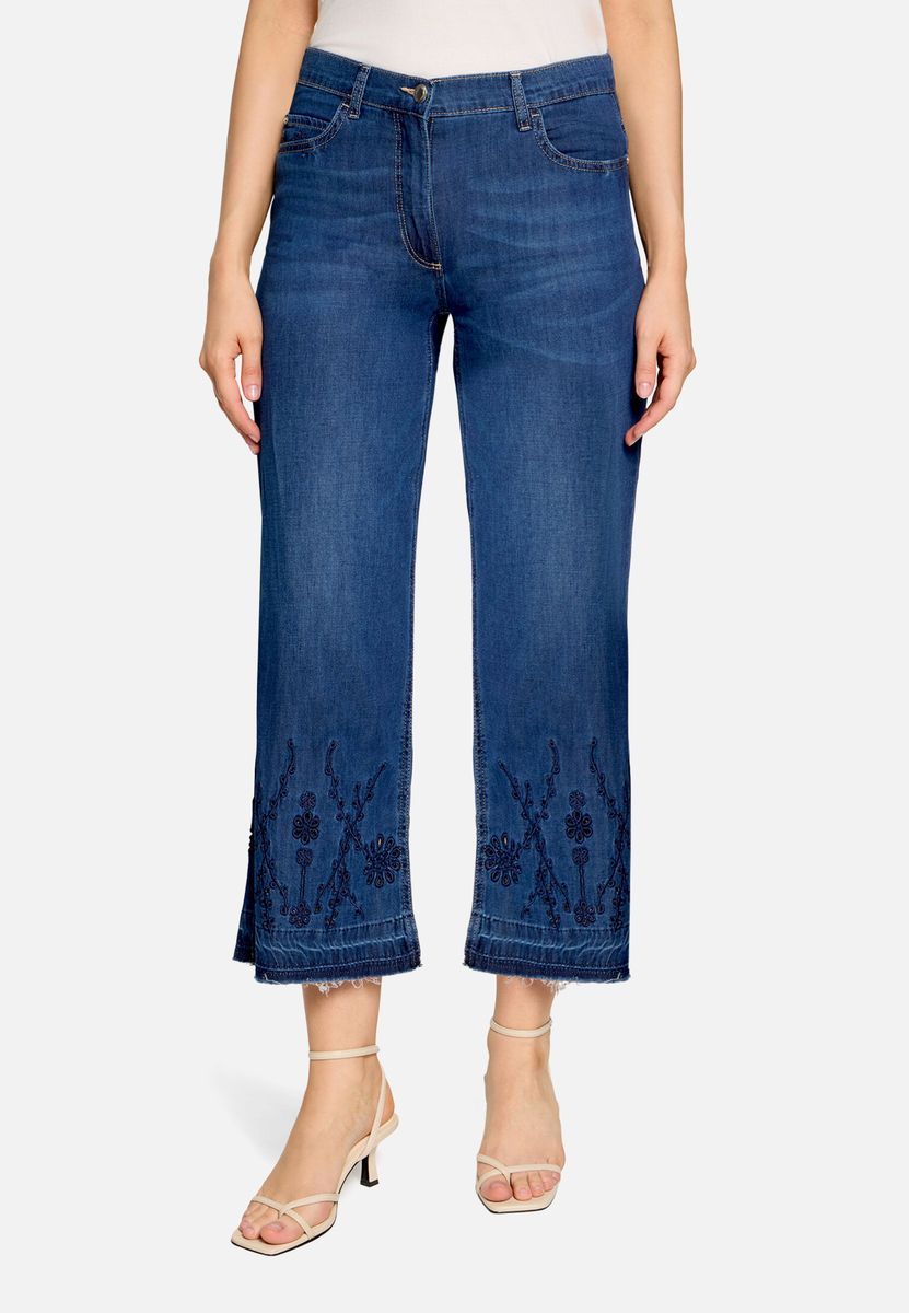 Verkürzte Jeans mit Lochstickerei