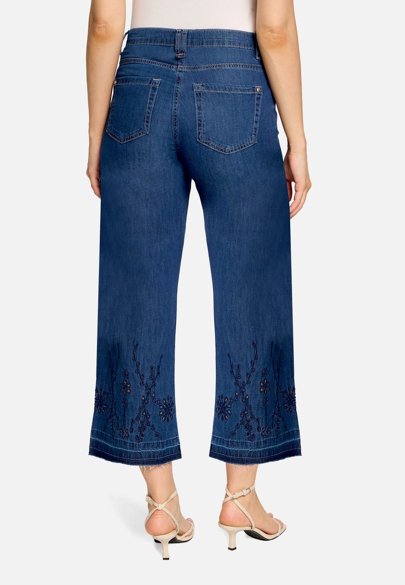 Verkürzte Jeans mit Lochstickerei