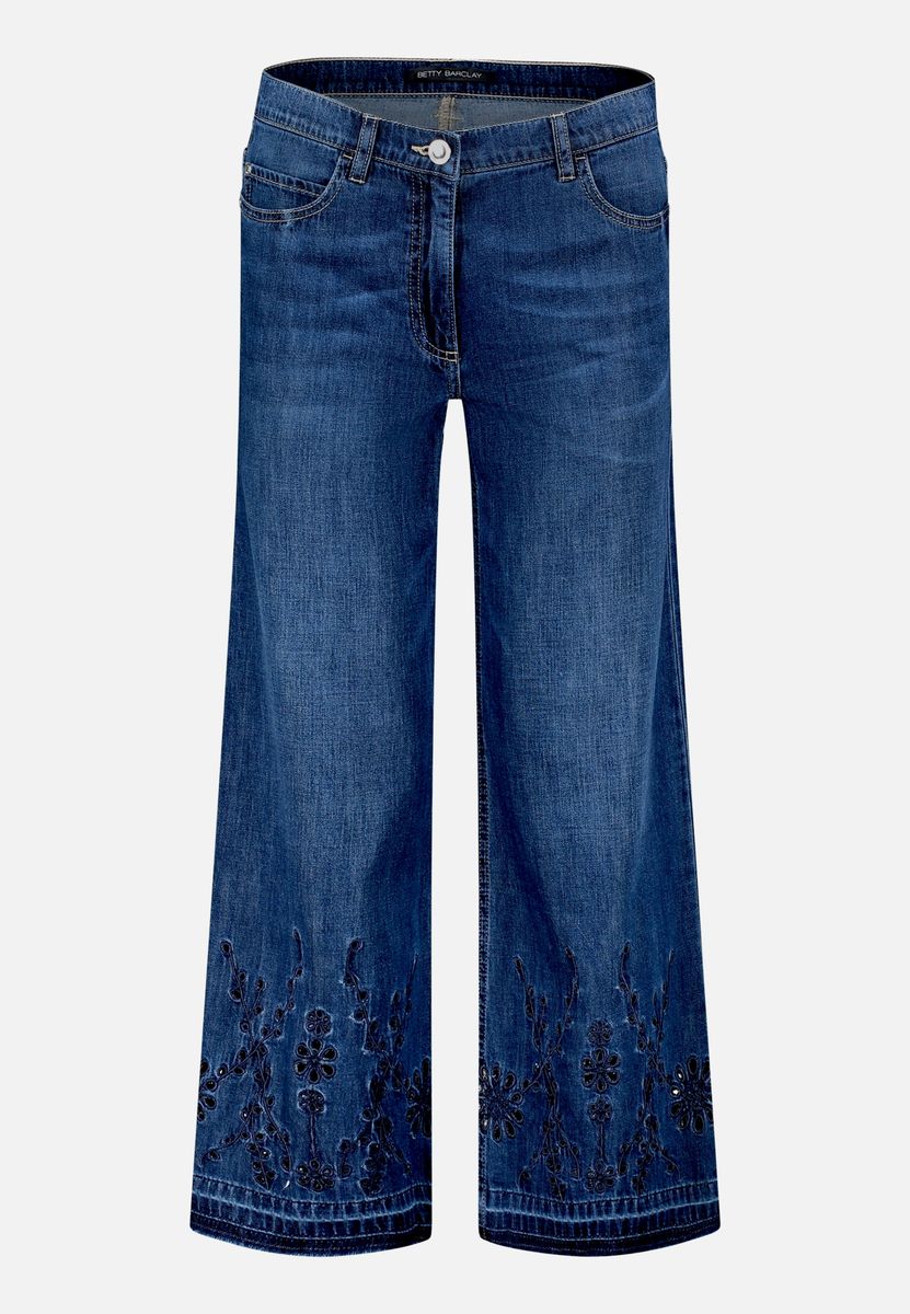 Verkürzte Jeans mit Lochstickerei
