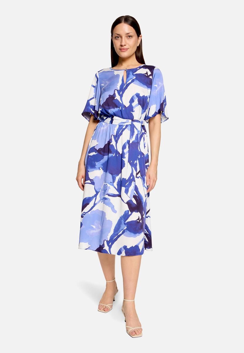 Blumiges Midikleid mit Bindegürtel