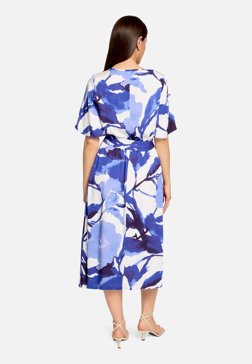 Blumiges Midikleid mit Bindegürtel