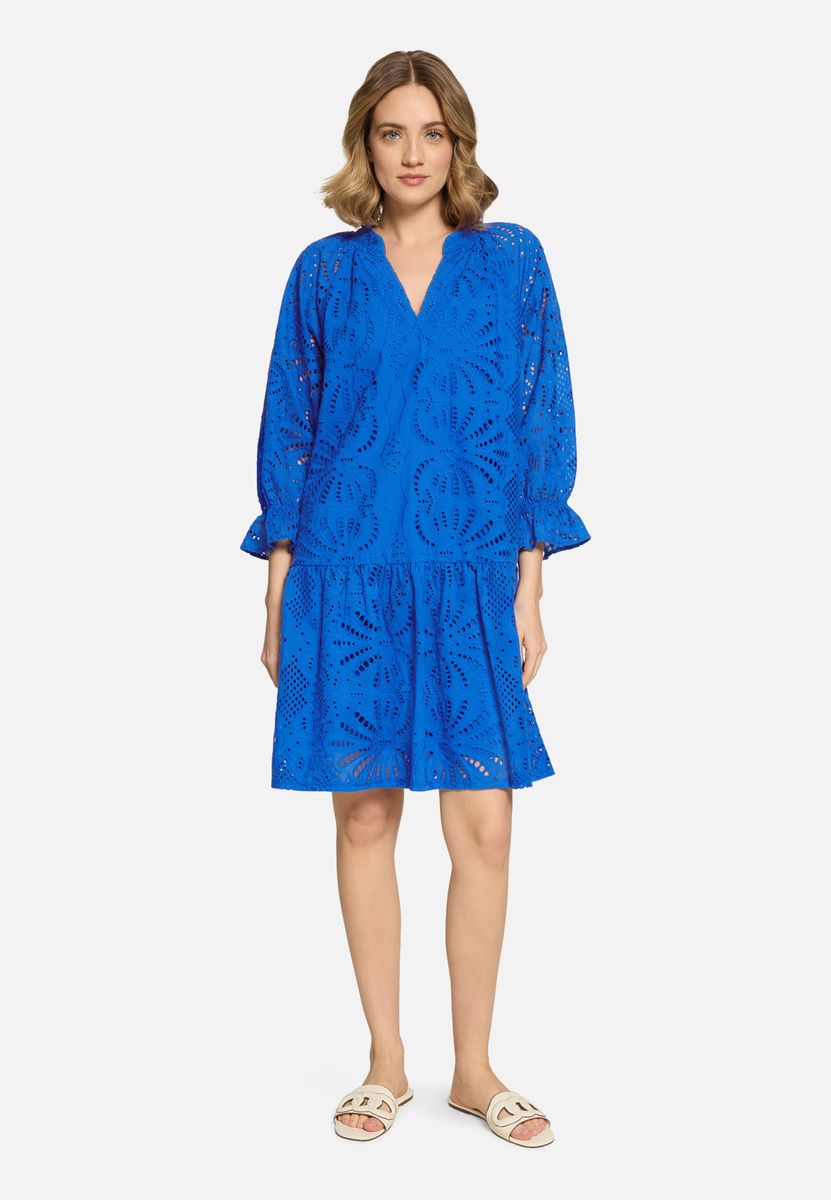 Gestuftes Kleid mit Lochstickerei