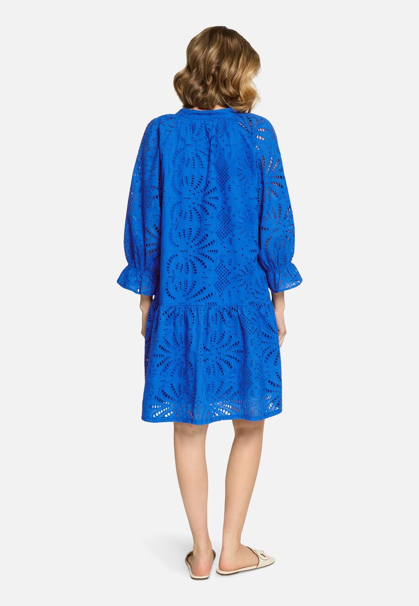 Gestuftes Kleid mit Lochstickerei