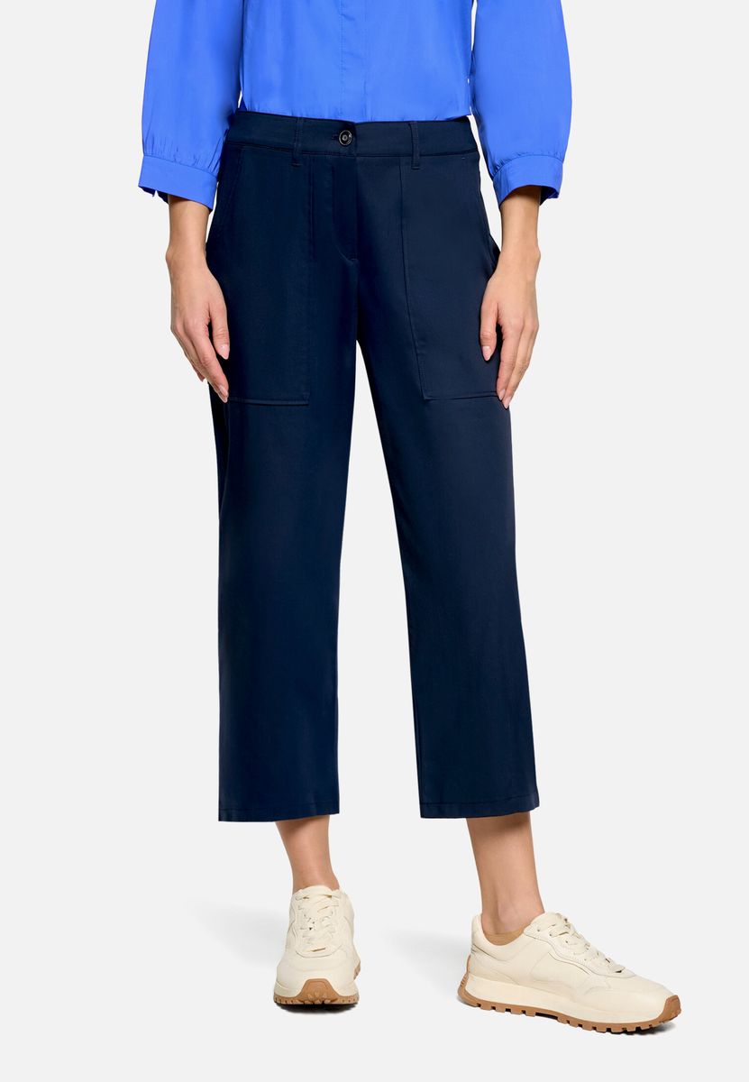 Gerade Stoffhose mit aufgesetzten Taschen