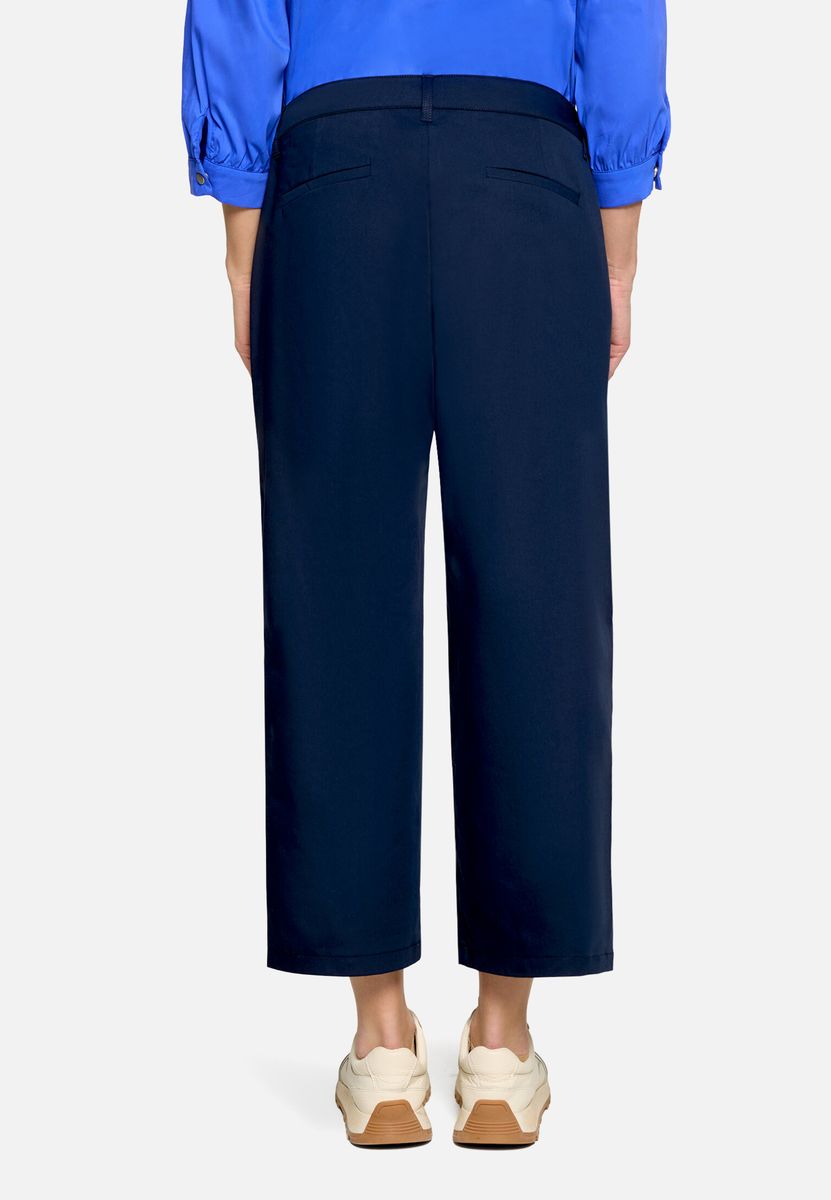 Gerade Stoffhose mit aufgesetzten Taschen