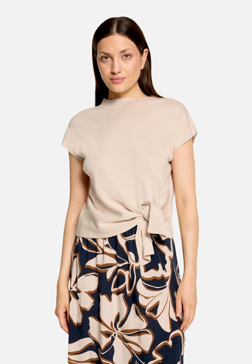Elegantes Stricktop mit Knotendetail