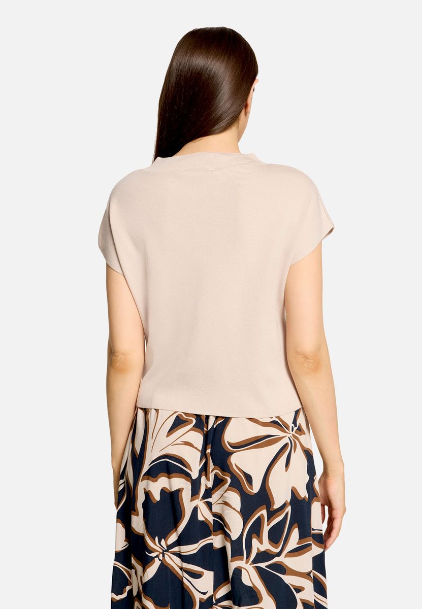 Elegantes Stricktop mit Knotendetail