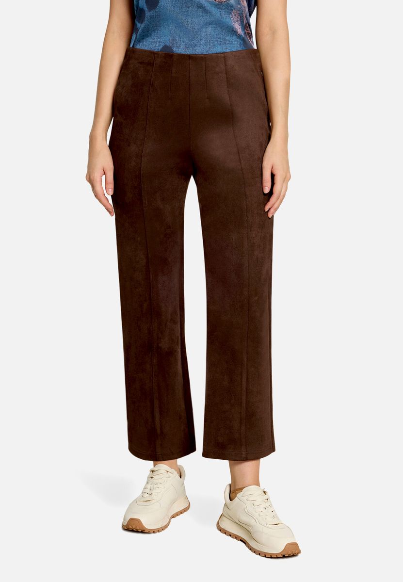 Verkürzte Hose aus Veloursleder-Imitat