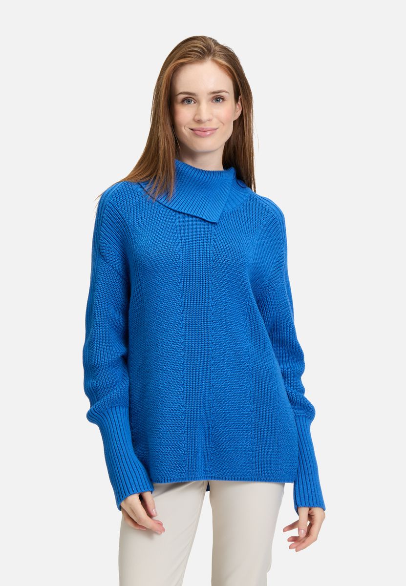 Grobstrick-Pullover mit hohem Stehkragen