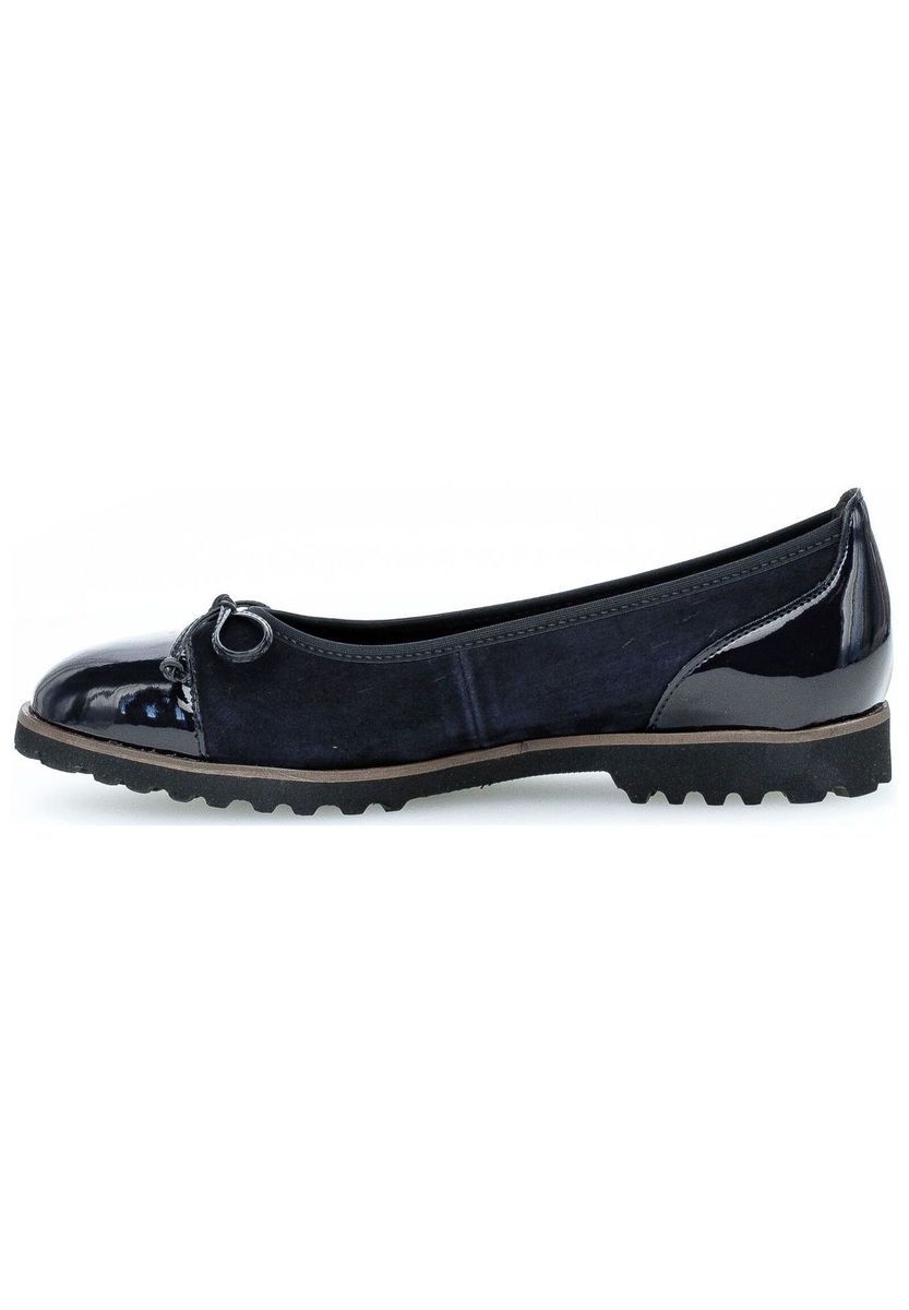 Ballerinas im Materialmix mit Schleife