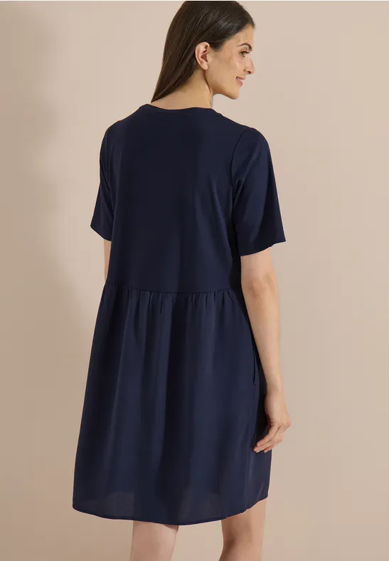 Knielanges Sommerkleid mit Strukturmix