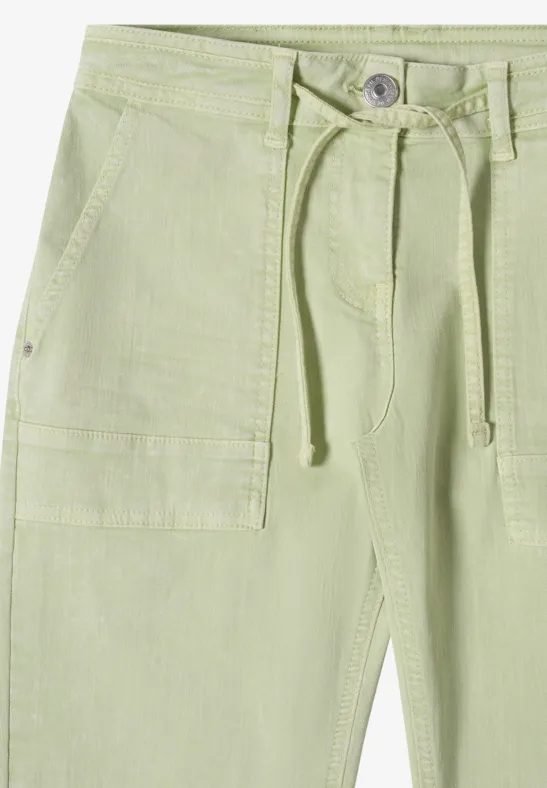 Gerade geschnittene farbige Denim-Hose