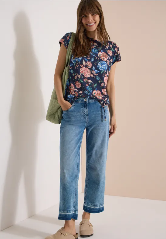 Kurzarmshirt mit Blumenmuster und U-Boot-Ausschnitt
