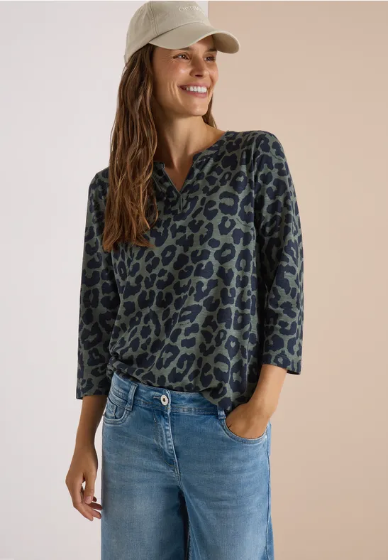 Shirt mit Leo-Muster und Split-Neck