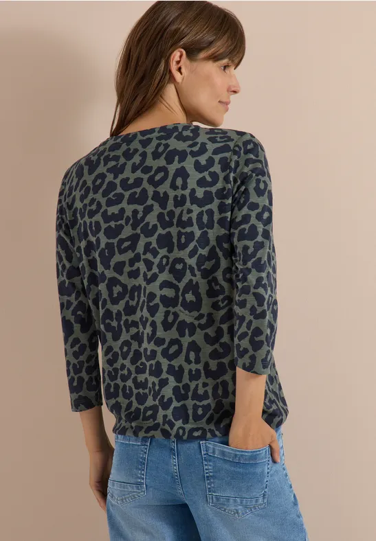 Shirt mit Leo-Muster und Split-Neck