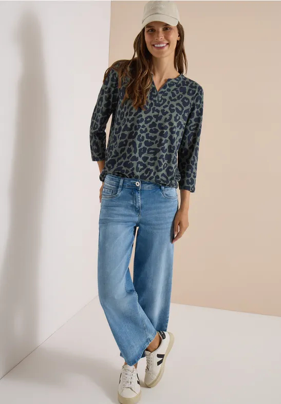 Shirt mit Leo-Muster und Split-Neck