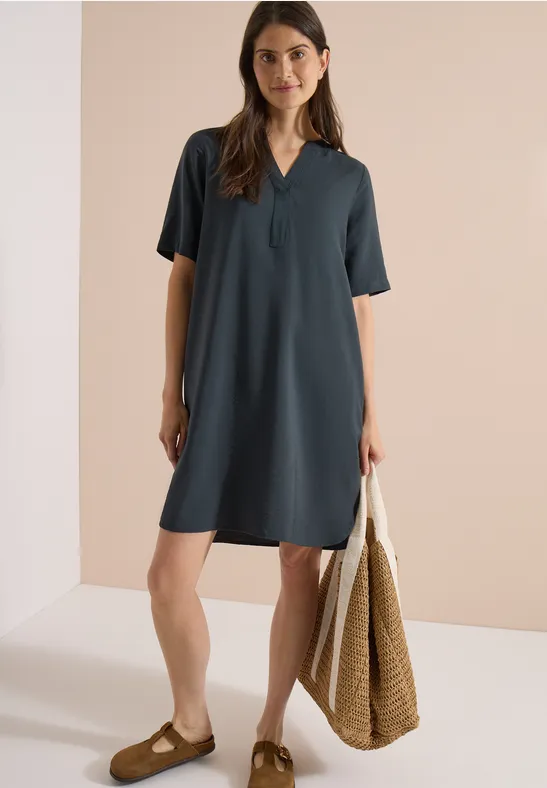 Locker geschnittenes Kleid mit Split-Neck