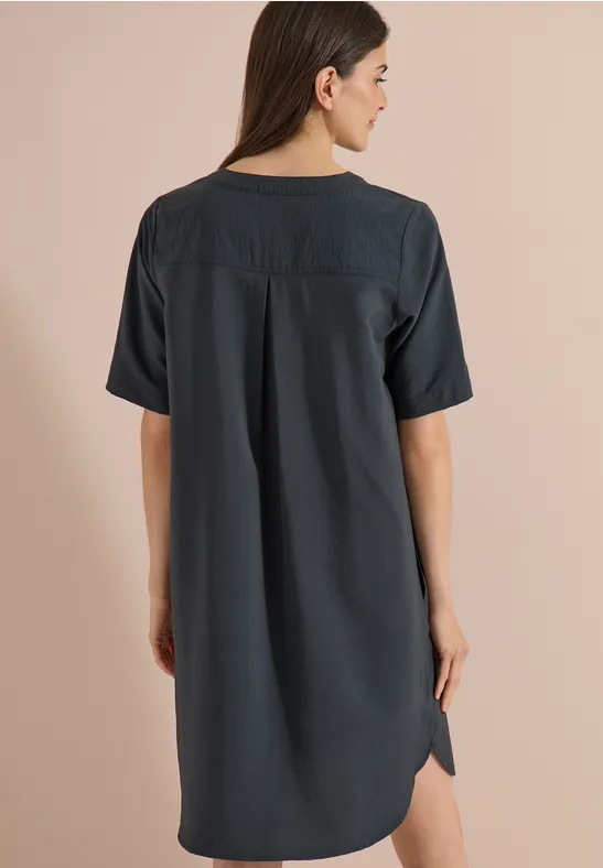 Locker geschnittenes Kleid mit Split-Neck