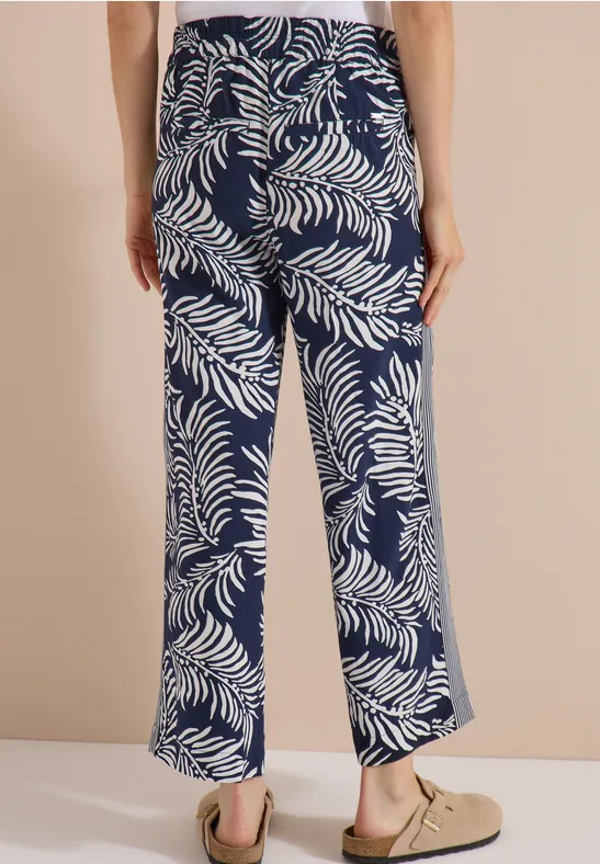 Weite Hose mit Blattmuster