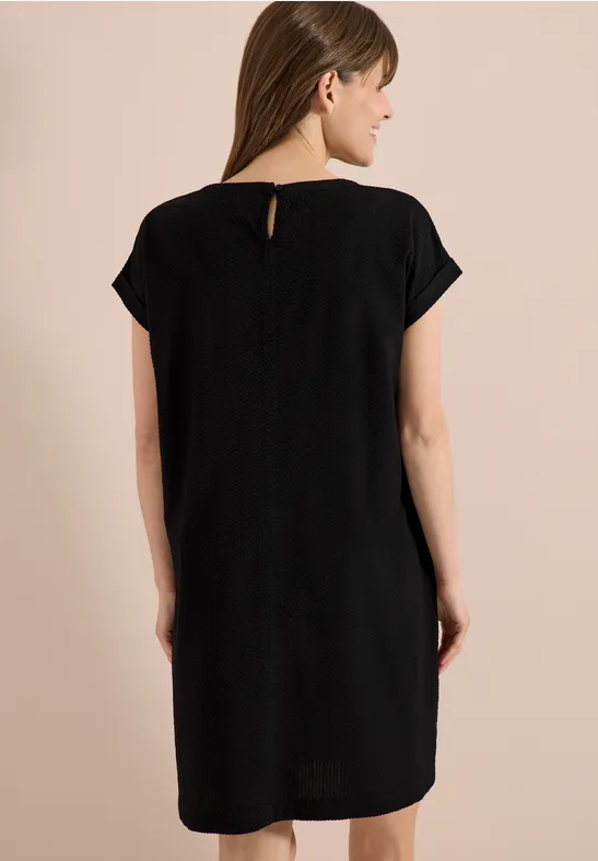 Strukturiertes Seersucker-Kleid in Knielänge