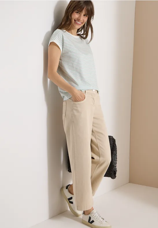 Gestreiftes T-Shirt mit U-Boot-Ausschnitt