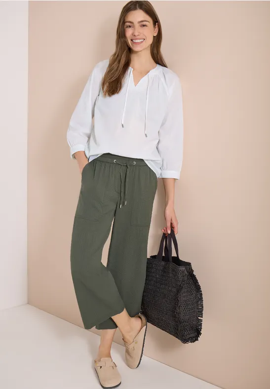 Lockeres Split-Neck-Top mit Bändern