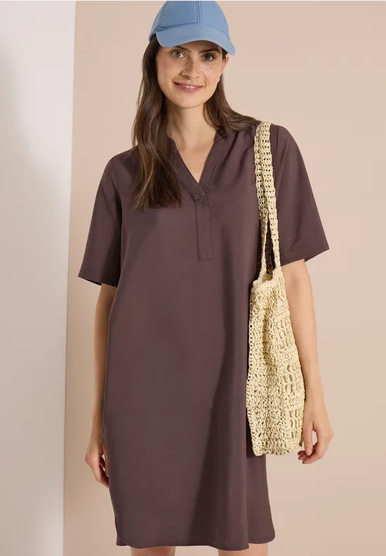 Minimalistisches Kleid mit geschlitztem Ausschnitt