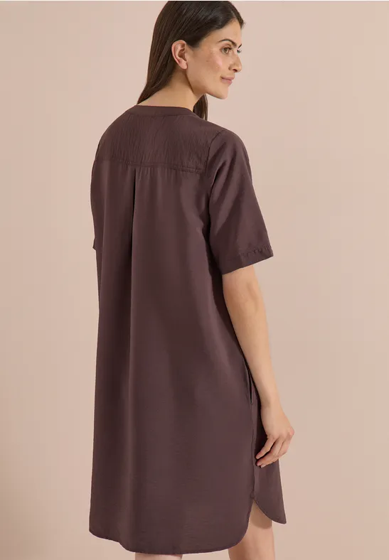 Minimalistisches Kleid mit geschlitztem Ausschnitt