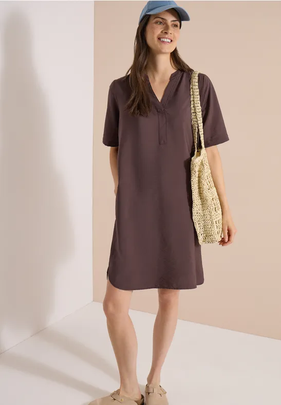 Minimalistisches Kleid mit geschlitztem Ausschnitt