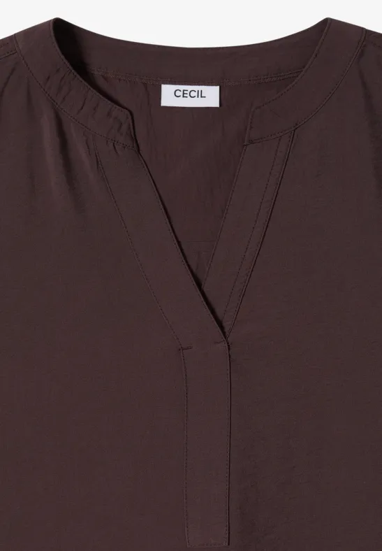 Minimalistisches Kleid mit geschlitztem Ausschnitt