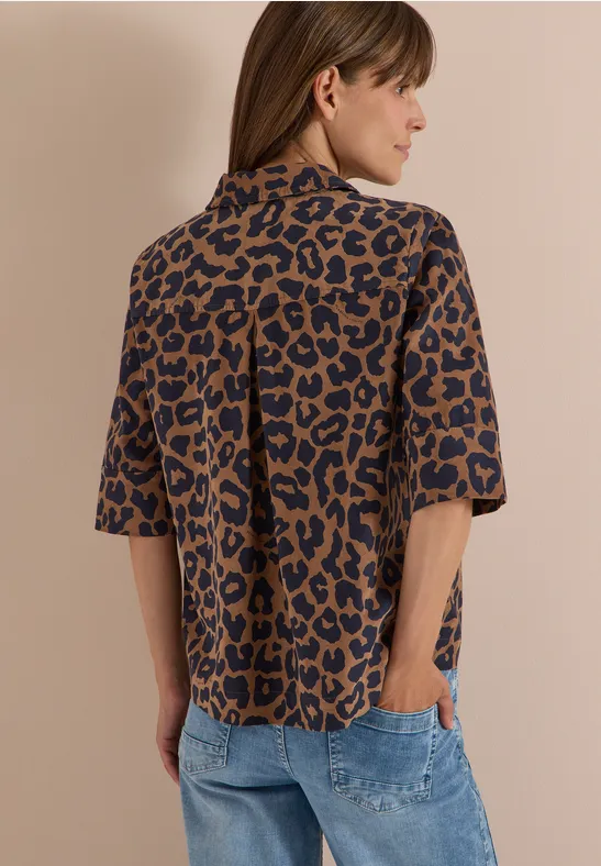 Kurzärmelige Cordbluse mit Leopardenmuster