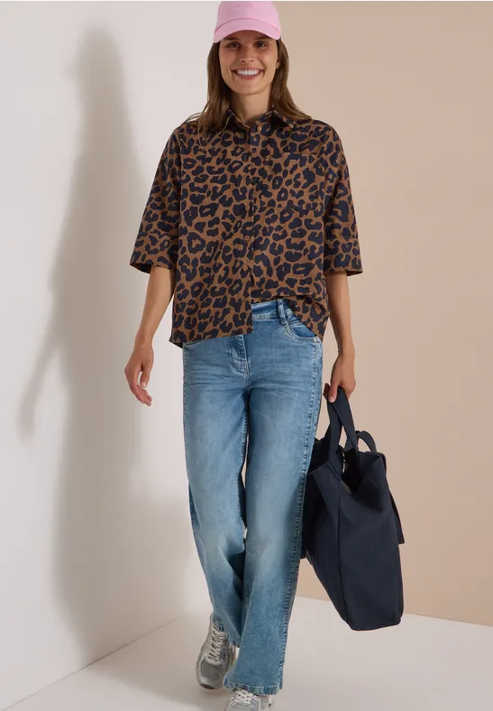 Kurzärmelige Cordbluse mit Leopardenmuster