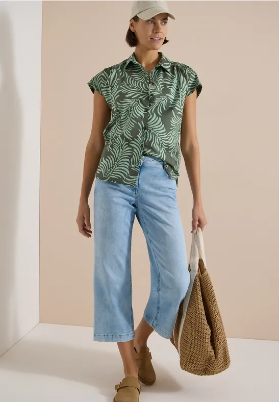 Kurzärmlige Hemdbluse mit Blätterprint