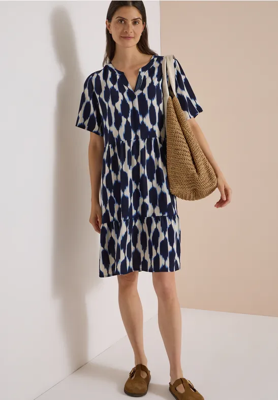 Gestuftes Sommerkleid mit Ikat-Muster