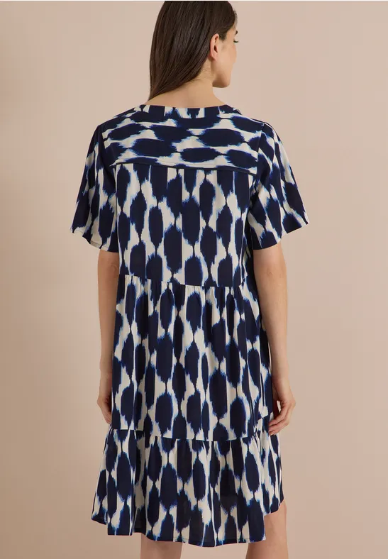 Gestuftes Sommerkleid mit Ikat-Muster