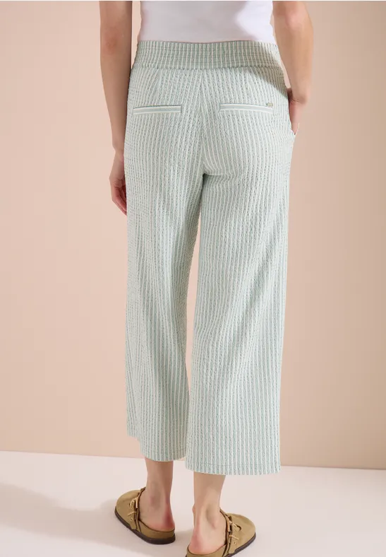 Gestreifte Seersucker-Hose mit weitem Bein