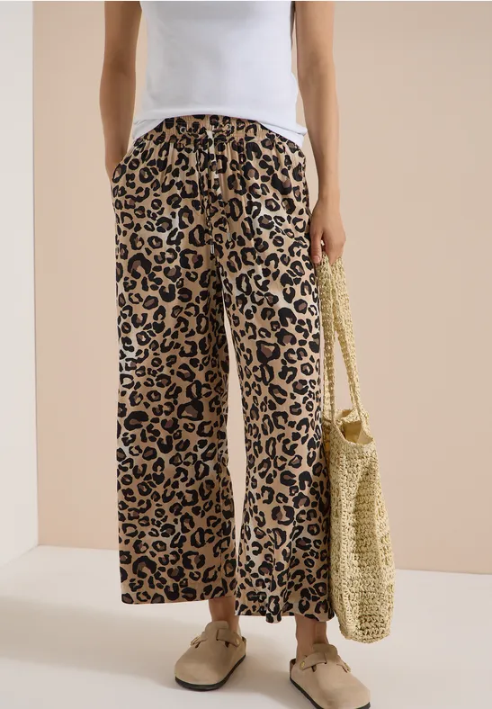Verkürzte Hose mit Leopardenmuster