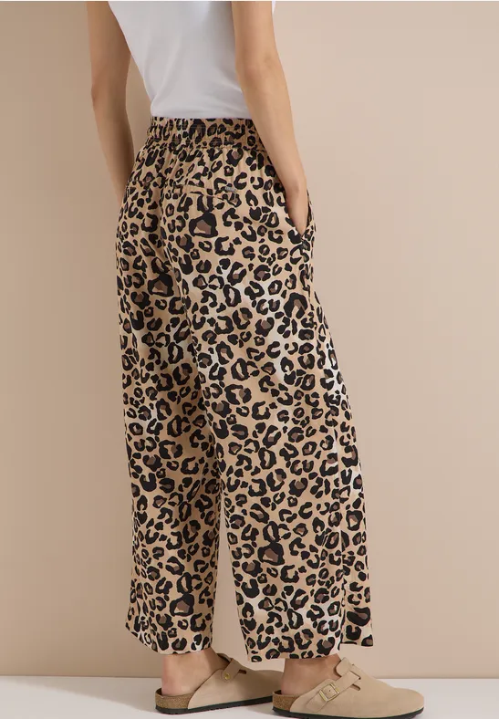 Verkürzte Hose mit Leopardenmuster