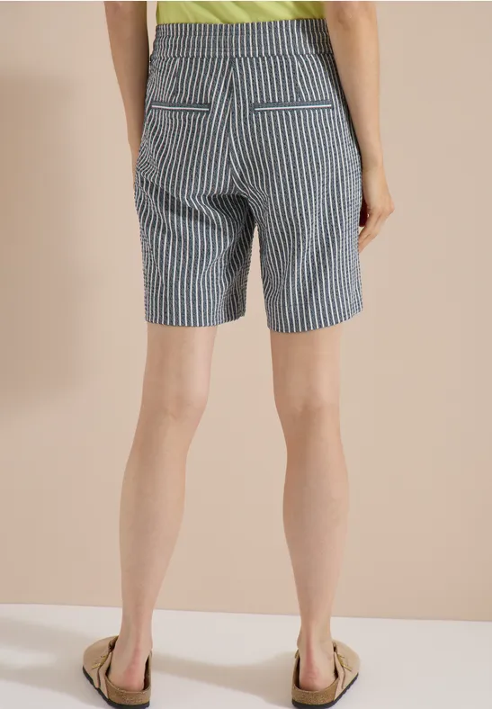 Gestreifte Seersucker-Shorts mit weitem Bein
