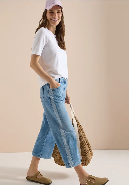 Weit geschnittene verkürzte Streifen-Jeans